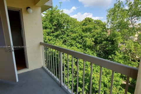 Condo in Doral, Florida, 2 bedrooms  № 1362602 - photo 24