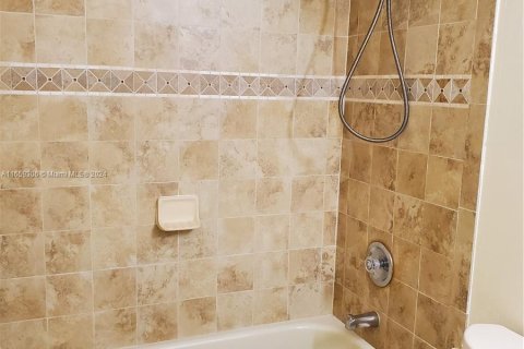 Condo in Doral, Florida, 2 bedrooms  № 1362602 - photo 10