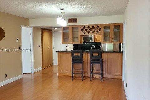 Condo in Doral, Florida, 2 bedrooms  № 1362602 - photo 4