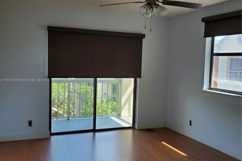 Condo in Doral, Florida, 2 bedrooms  № 1362602 - photo 7