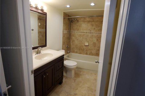 Condo in Doral, Florida, 2 bedrooms  № 1362602 - photo 19