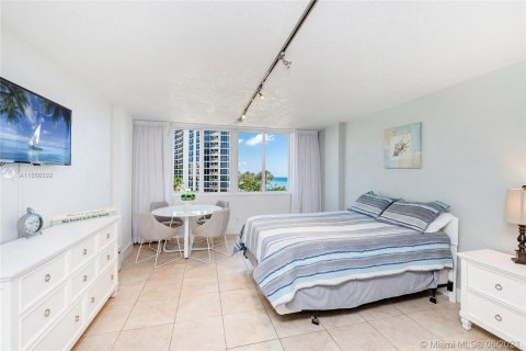Condominio en alquiler en Sunny Isles Beach, Florida, 38.09 m2 № 11231 - foto 13