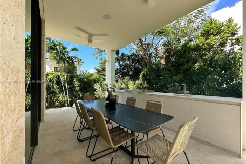 Villa ou maison à vendre à Miami Beach, Floride: 4 chambres, 386.66 m2 № 861983 - photo 13