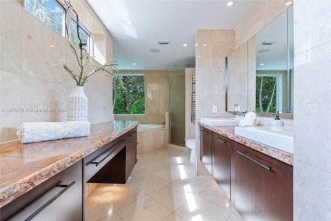 Casa en venta en Miami, Florida, 5 dormitorios, 371.79 m2 № 1404284 - foto 19