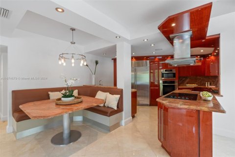 Casa en venta en Miami, Florida, 5 dormitorios, 371.79 m2 № 1404284 - foto 12