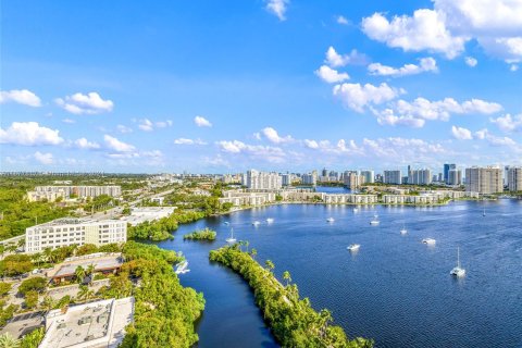 Condo in North Miami Beach, Florida, 3 bedrooms  № 1404233 - photo 10