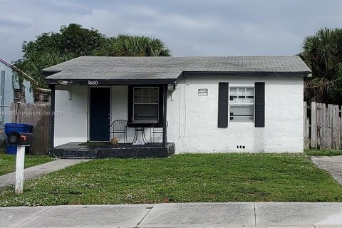 House in Riviera Beach, Florida 2 bedrooms, 67.35 sq.m. № 882316 - photo 1