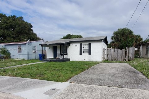 House in Riviera Beach, Florida 2 bedrooms, 67.35 sq.m. № 882316 - photo 2