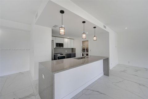 Touwnhouse à louer à Fort Lauderdale, Floride: 4 chambres, 262.36 m2 № 1370348 - photo 9