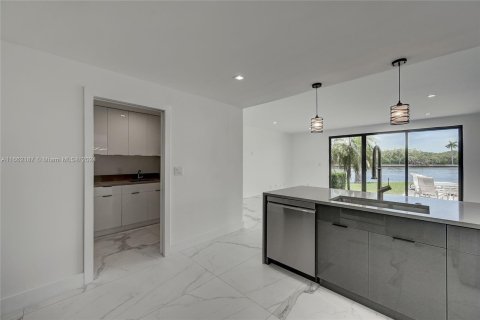 Touwnhouse à louer à Fort Lauderdale, Floride: 4 chambres, 262.36 m2 № 1370348 - photo 12