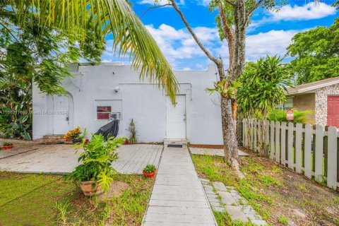 Immobilier commercial à vendre à Dania Beach, Floride: 123.37 m2 № 1370346 - photo 1