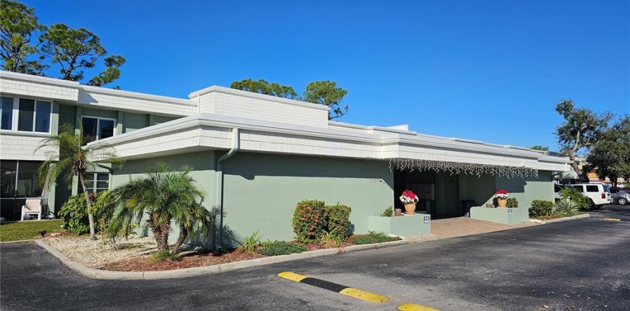 Кондоминиум с 8 комнатами в Порт-Шарлотт, Флорида № 916558