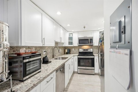 Condo in Miami Beach, Florida, 2 bedrooms  № 1233966 - photo 3