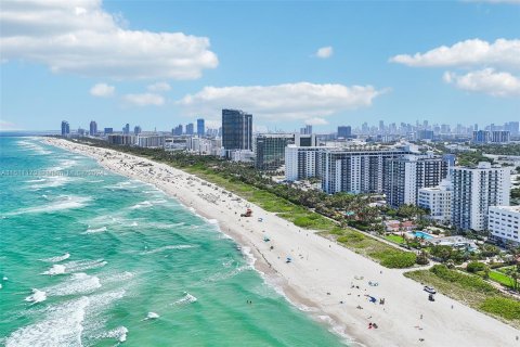 Condo in Miami Beach, Florida, 2 bedrooms  № 1233966 - photo 23