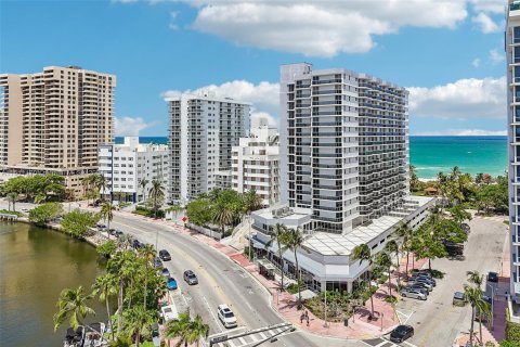 Condo in Miami Beach, Florida, 2 bedrooms  № 1233966 - photo 24