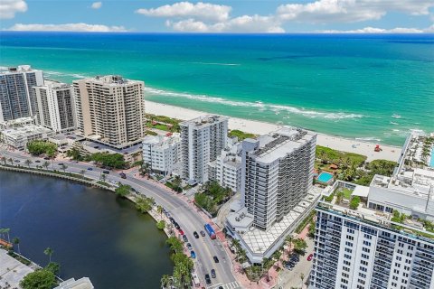 Condo in Miami Beach, Florida, 2 bedrooms  № 1233966 - photo 27