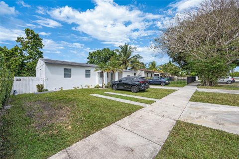 House in Miami, Florida 4 bedrooms, 138.05 sq.m. № 1393644 - photo 3