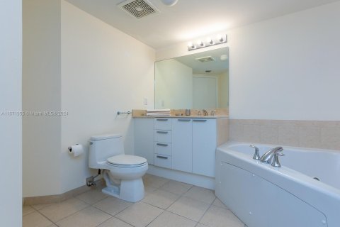 Condo in Sunny Isles Beach, Florida, 2 bedrooms  № 1393642 - photo 28