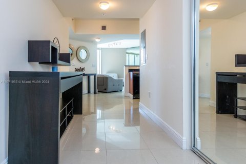 Condo in Sunny Isles Beach, Florida, 2 bedrooms  № 1393642 - photo 16