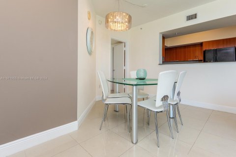 Condo in Sunny Isles Beach, Florida, 2 bedrooms  № 1393642 - photo 4