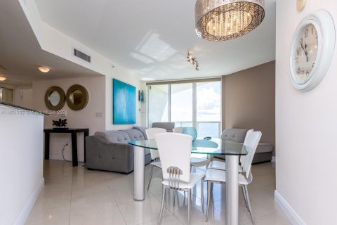 Condo in Sunny Isles Beach, Florida, 2 bedrooms  № 1393642 - photo 1