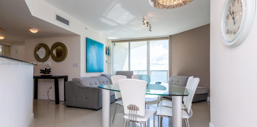 Condo in Sunny Isles Beach, Florida, 2 bedrooms  № 1393642