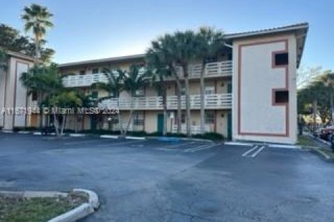 Condo in Coral Springs, Florida, 2 bedrooms  № 1393641 - photo 1