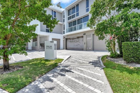 Townhouse in Bay Harbor Islands, Florida 4 bedrooms, 234.02 sq.m. № 1209919 - photo 1