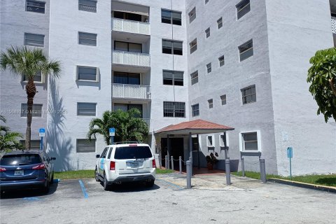 Condo in Miami, Florida, 2 bedrooms  № 1119191 - photo 1
