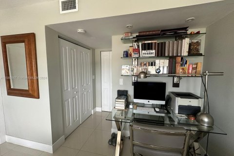 Condominio en venta en North Miami, Florida, 1 dormitorio, 78.5 m2 № 1160030 - foto 21