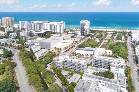 Condo in Miami Beach, Florida, 2 bedrooms  № 1399519 - photo 25