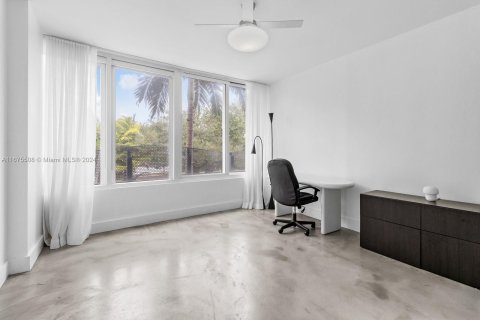 Condo in Miami Beach, Florida, 2 bedrooms  № 1399519 - photo 12