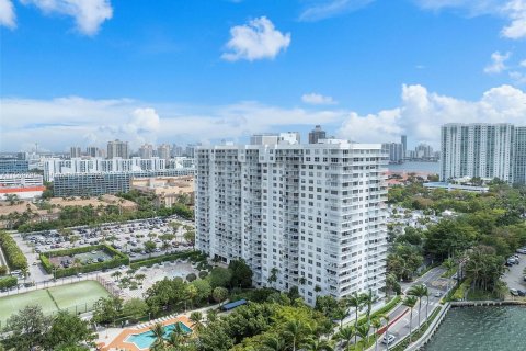 Condo in Aventura, Florida, 2 bedrooms  № 1119673 - photo 1