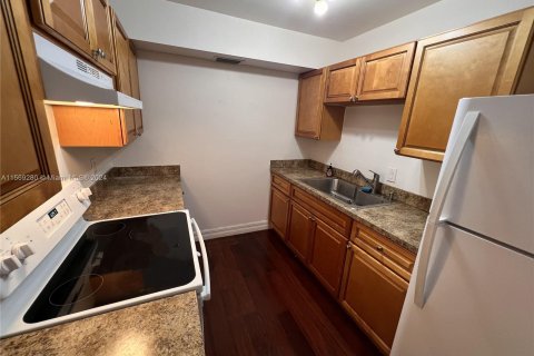 Condo in Fort Myers, Florida, 2 bedrooms  № 1127383 - photo 7