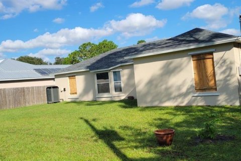 House in Palm Bay, Florida 4 bedrooms, 145.11 sq.m. № 828463 - photo 3