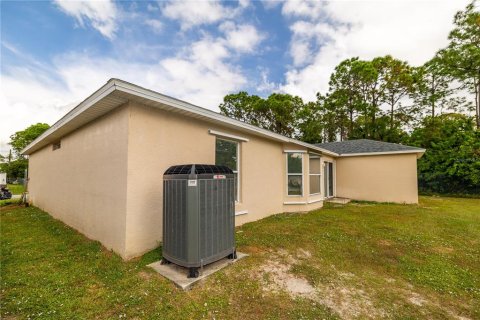 Villa ou maison à vendre à Palm Bay, Floride: 4 chambres, 145.11 m2 № 828463 - photo 6