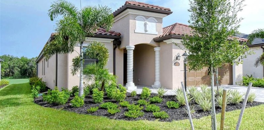 House in LAKEWOOD NATIONAL in Lakewood Ranch, Florida 3 bedrooms, 208.66 sq.m. № 214379