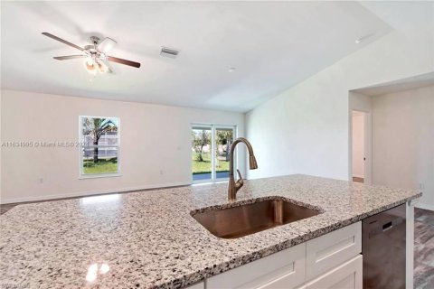 House in Cape Coral, Florida 4 bedrooms № 1304716 - photo 11