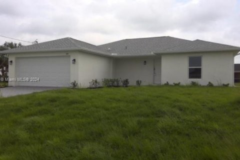 House in Cape Coral, Florida 4 bedrooms № 1304716 - photo 1