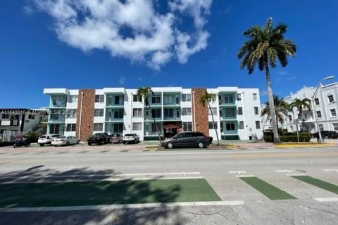 Condo in Miami Beach, Florida, 1 bedroom  № 1320826 - photo 1