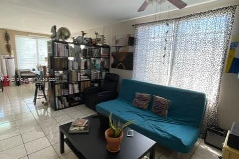 Condo in Miami Beach, Florida, 1 bedroom  № 1320826 - photo 2