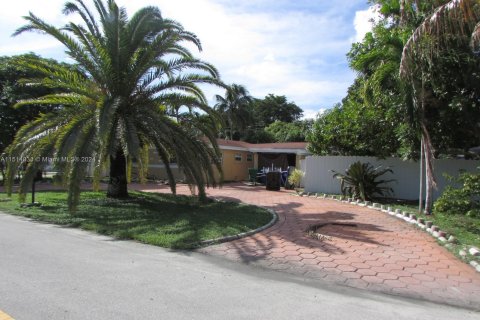 House in Miramar, Florida 4 bedrooms, 139.63 sq.m. № 948617 - photo 1