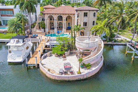 Villa ou maison à vendre à Sunny Isles Beach, Floride: 9 chambres № 674834 - photo 1