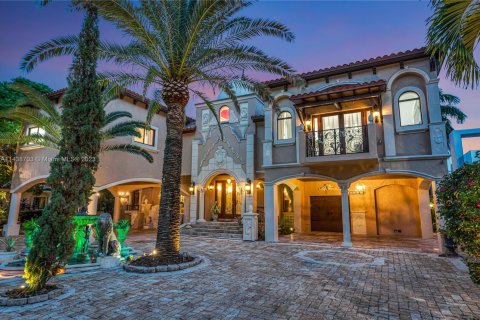 Villa ou maison à vendre à Sunny Isles Beach, Floride: 9 chambres № 674834 - photo 6