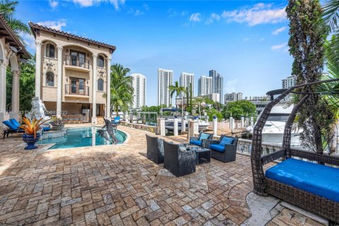 Villa ou maison à vendre à Sunny Isles Beach, Floride: 9 chambres № 674834 - photo 21