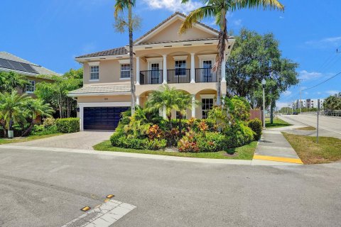Villa ou maison à vendre à Wilton Manors, Floride: 4 chambres, 313.64 m2 № 1141308 - photo 1