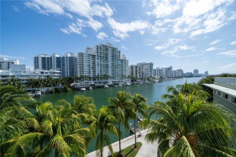Touwnhouse à vendre à Miami Beach, Floride: 5 chambres, 378.02 m2 № 818523 - photo 7