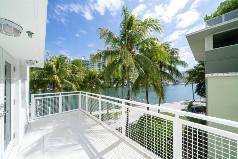 Touwnhouse à vendre à Miami Beach, Floride: 5 chambres, 378.02 m2 № 818523 - photo 5