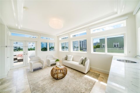 Touwnhouse à vendre à Miami Beach, Floride: 5 chambres, 378.02 m2 № 818523 - photo 28
