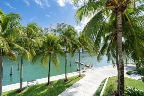 Touwnhouse à vendre à Miami Beach, Floride: 5 chambres, 378.02 m2 № 818523 - photo 26